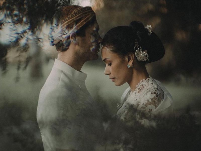 Adinia Wirasti dengan suami bulenya Michael Wahr.